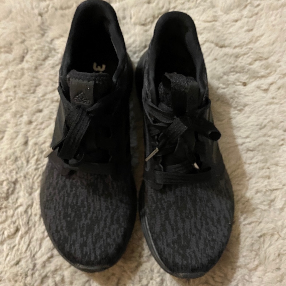 Black athletic shoes -women’s